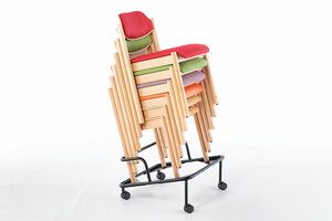 Mit dem Rollwagen können die Stühle zum Bestimmungsort geschoben werden